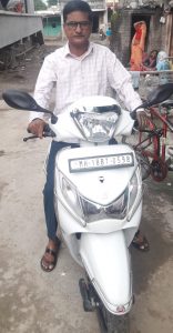 कृत्रिम हाथ बसविला अन स्कुटी चालवू लागला